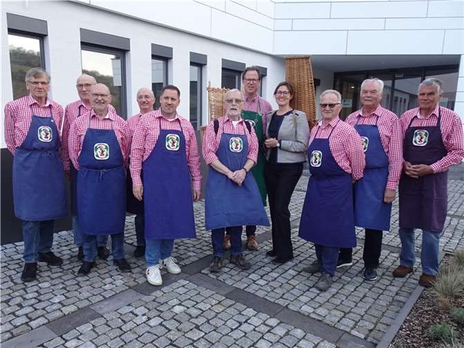 Ehrenrazefrau Kathrin Laymann im Kreise ihrer Razejunge. Fotos: privat