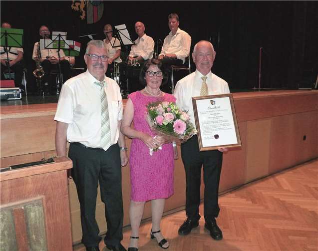 Ehrenringträger Lothar Tentler (v.re.) mit seiner Ehefrau Irene und Stadtbürgermeister Hans Peter Ammel.