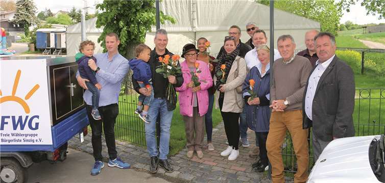 Ehrensache für Hans-Jürgen Koffer, Henriette Maaskersting (2. u. 3. v. li.), mit einer Muttertagsrose zu überraschen. Foto: Friedsam