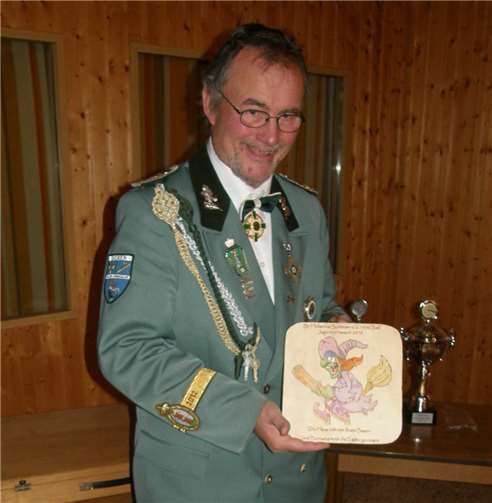 Ehrenscheibe für Jugendprinzessin Jana Berresheim wird wegen Abwesenheit nachgereicht.