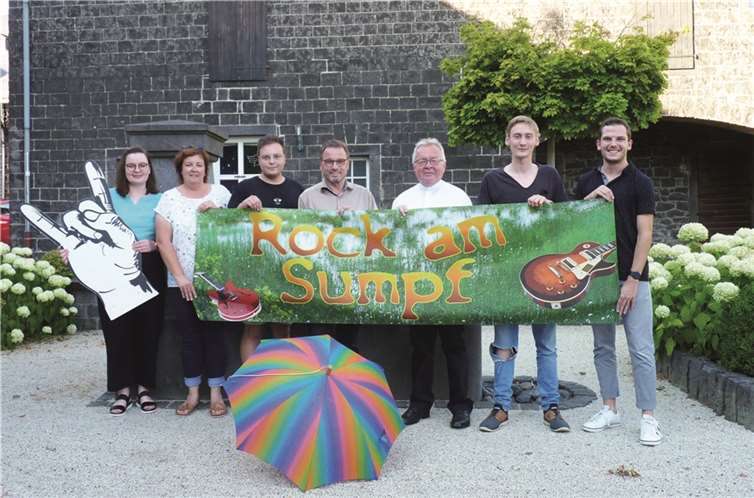 Vier engagierte Bands rocken für einen guten Zweck Ehrenschirmherr Pastor i.R. Ralf Birkenheier (3.v. rechts) und Schirmherr Wolfgang Treis, Präsident der SGD Nord (4.v.rechts) freuen sich gemeinsam mit den Veranstaltern auf den 09. September in Thür. Fotos: FRE