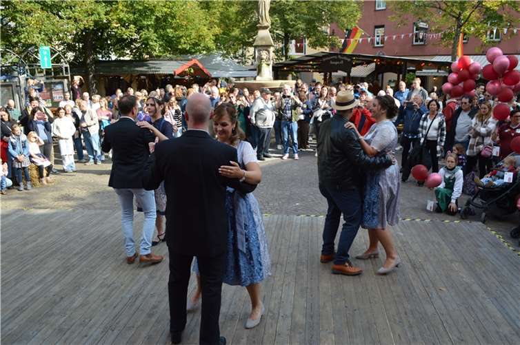 Ehrentanz der Weinmajestäten vor großem Publikum im idyllischen Weindorf auf dem Marktplatz