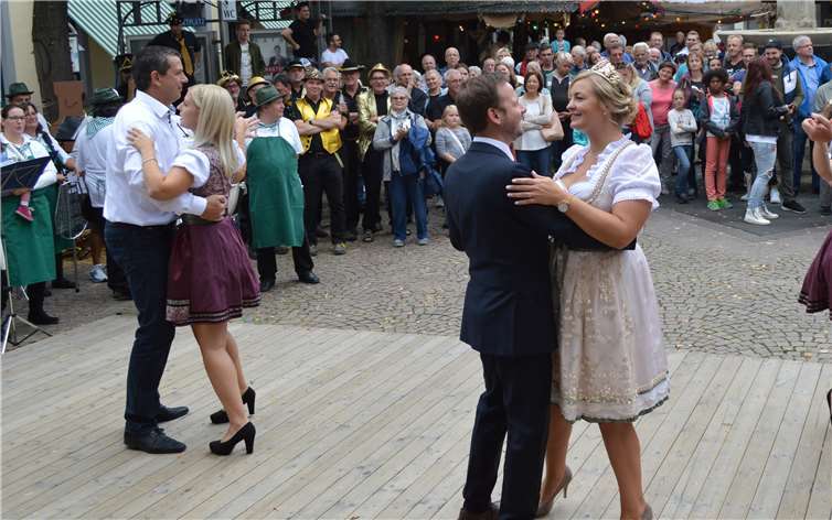 Ehrentanz der frisch proklamierten Weinregentinnen mit Bürgermeister Björn Ingendahl, Pastor Frank Klupsch und dem designierten Karnevalsprinzen Alexander Krahe vor großem Publikum.  -ab-