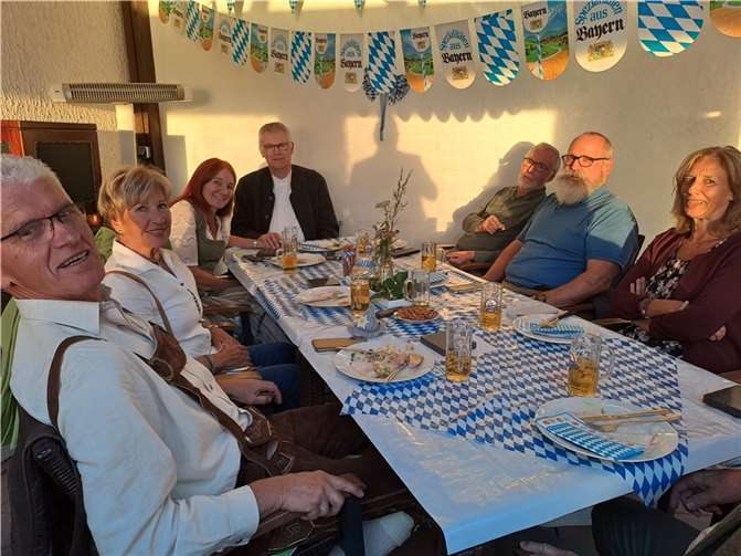 Ehrentisch mit bayrischem Essen und Getränken.