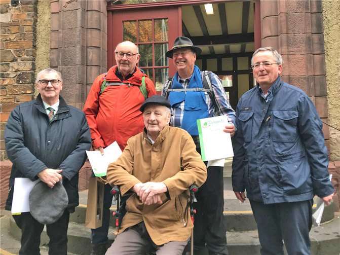 Ehrenvolle Anerkennung: die Verdienstnadel für Engagement im Eifelverein verliehen durch Landrat Dr. Alexander Saftig. Foto: Renate Kramer