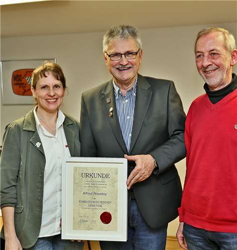 Ehrenvorsitzender Alfred Novotny mit der neuen 1. Vorsitzenden Vesna Füllgrabe und dem 2. Vorsitzenden Hartmut Mauer.