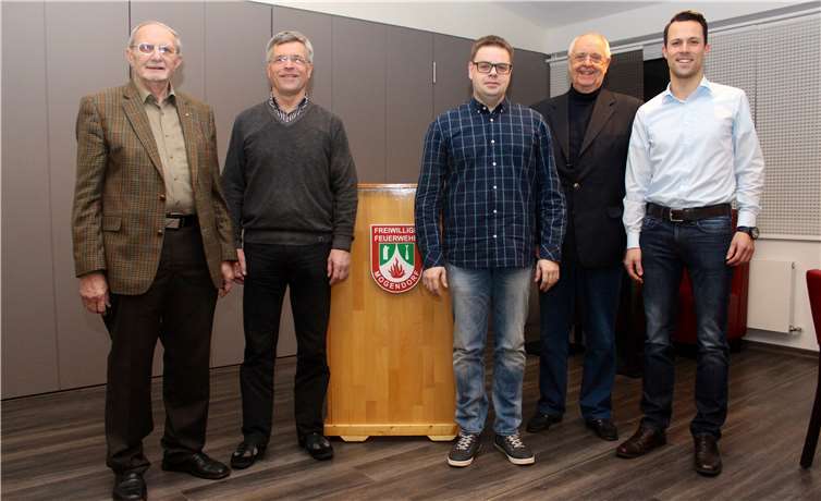 Ehrenvorsitzender Carl-Heinz Cäsar (v. l.), das neue Ehrenmitglied Jürgen Ströder, die geehrten Vereinsmitglieder Dirk Müller und Friedhelm Riemenschneider und der 1. Vorsitzende Dennis Ströder.  privat
