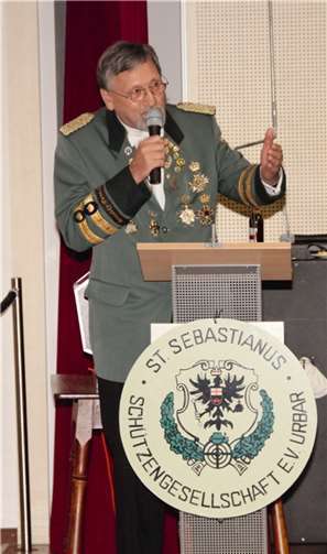 Ehrenvorsitzender Ferdinand Steinhardt begrüßt das Schützenvolk im Urbarer Bürgerhaus.