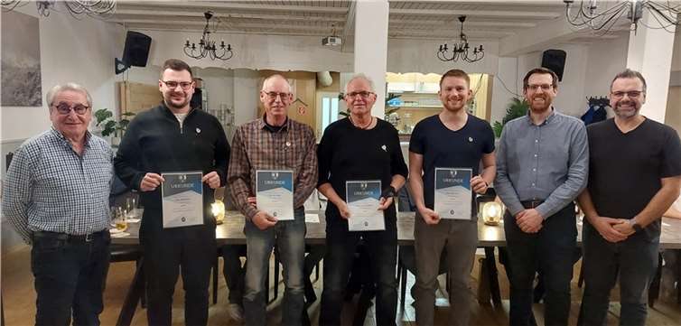 Ehrenvorsitzender Günter Dingendorf (l.) und die Vorsitzenden Selcuk Zengin und Sebastian Neises (v. r.) zeichneten die Jubilare (v. l. n. r) Sebastian Rink, Horst Mehlem, Franz-Josef Mülhausen und Markus Lenarz aus.  Foto: privat