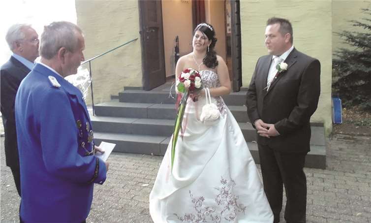 Ehrenvorsitzender Helmut Hothan gratuliert dem Brautpaar Sarah und Michael.privat