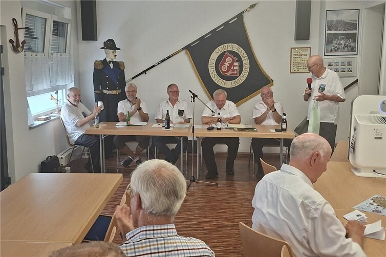 Ehrenvorsitzender Horst Döring (rechts) ehrt den MK-Vorsitzenden Georg Schwamb und Pressereferent Wolfgang Jäger für ihre geleistete Arbeit.