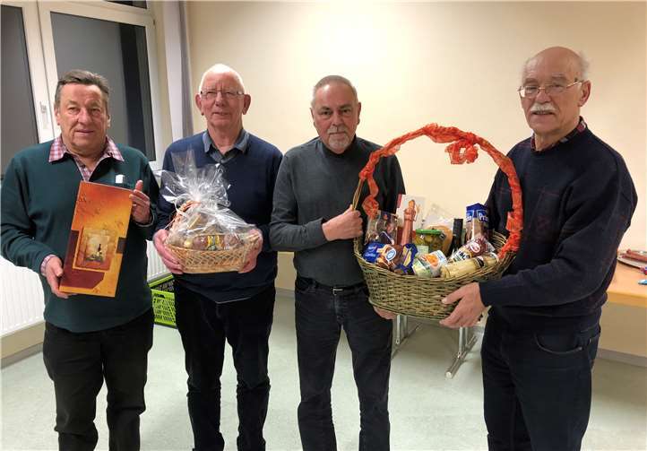 Ehrenvorsitzender Karl-Heinz Mombauer überreichte dem Turniersieger Reinhold Münch einen Präsentkorb. Kurt Wolber (2.v.l.) belegte den zweiten Platz. Erwin Münch (l.) wurde Dritter.privat