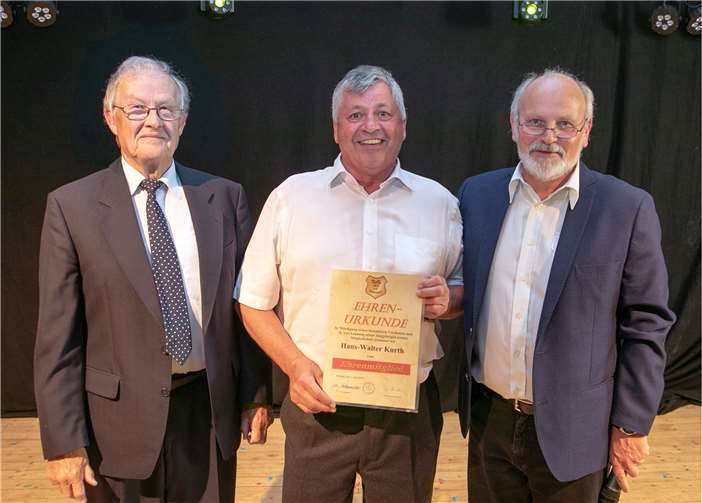 Ehrenvorsitzender Willi Eichen (li.) undTuS-Vorsitzender Werner Metzmacher (re.)ernannten Hans-Walter Kurth zum Ehrenmitglied. Fotos: JOST