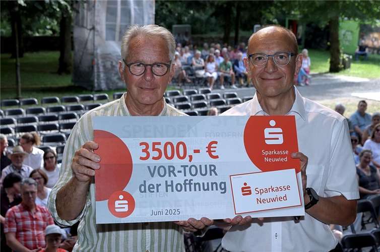 3.500 Euro für die Vor-Tour der Hoffnung Ehrenvorsitzender der Vor-Tour der Hoffnung Jürgen Grünwald (l.) freute sich über die Spende von 3.500 Euro, die durch Gerhard Grün, stv. Vorstandsmitglied der Sparkasse Neuwied, beim Benefizkonzert in der Abtei Rommersdorf übergeben wurde.Foto: Wolfgang Hartmann