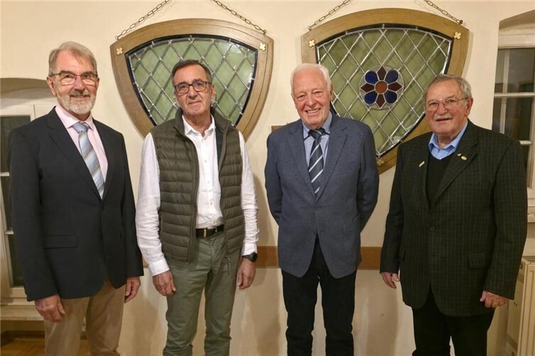 Ehrenvorsitzender des Kreischorverbandes Mayen, Peter Weiler“ (1. v. re.) und 2. Vorsitzender Rolf Müller (1. v. li.) mit den Geehrten Friedrich Hermes (2. v. r.) und Theo Loscheider.