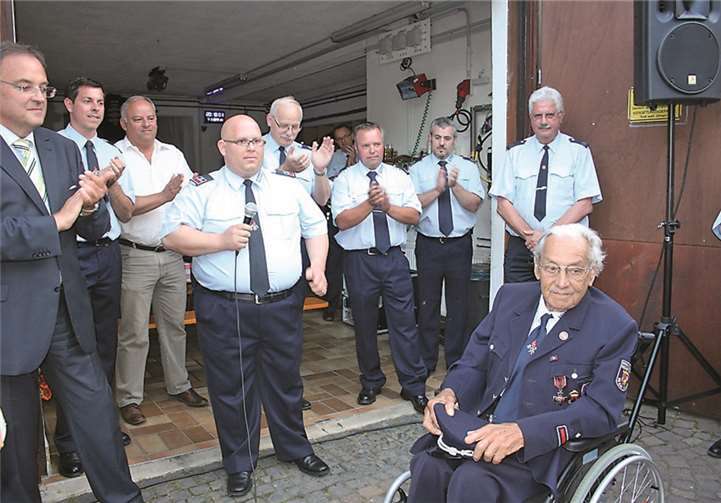 Ehrenwehrführer Engelbert Waßweiler gehört seit 1947 der Freiwilligen Feuerwehr Waldorf an und zeigt auch heute noch großes Interesse am Geschehen rund um die Wehr.