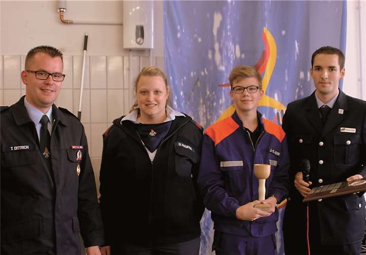 Ehrenzeichen verliehen (v.l.): Tobias Dittrich, Daniela Polifka (stellvertretende Jugendwartin), Jan Eric Henn und Matthias Lemgen.