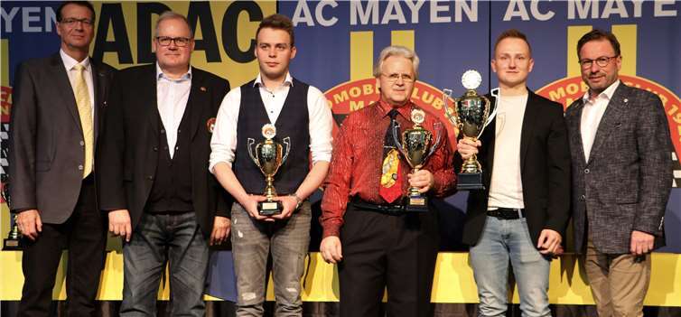 Luca Mannebach, Kevin Röttger und Sascha Lenz sind Clubmeister des AC Ehrung Clubmeister Nationaler Lizenzsport – von links: Ralf Fuß, Rolf Werner, Alex Schneider (3.), Günther Borzek (2.), Kevin Röttger (1.), OB Wolfgang Dreis. Fotos: CRO