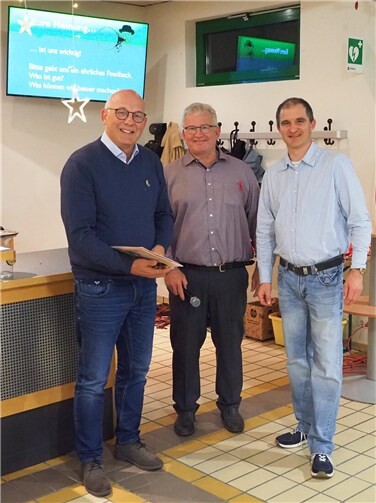 Ehrung Detlev Sczesny (von links): Jubilar Detlev Sczesny, Kassierer Uwe Schlaus, Vorsitzender Thomas Höfer.
