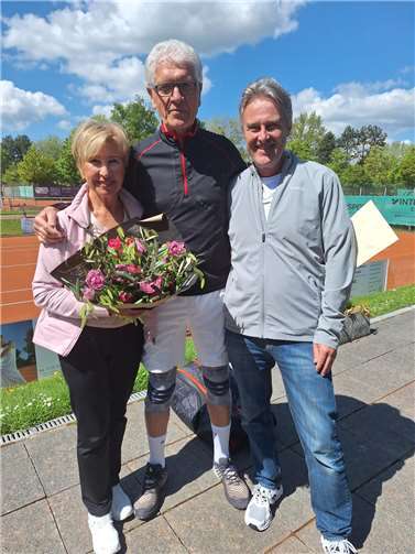 Ehrung Ehepaar Scherhag durch Rainer Schiller. Fotos: privat