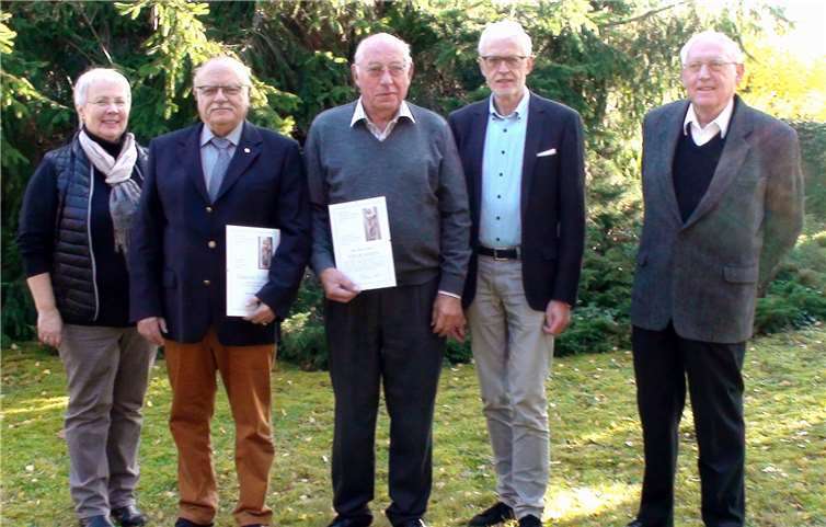 Ehrung Joseph Herbst (links) und Erich Schwarz (rechts) mit Pfarrer Lülsdorf, Annemarie Lehmacher und Hans Simon vom Vorstand. Foto: Kirchenchor