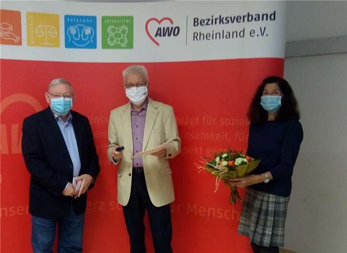 Ehrung Lorenz Denn v.l. Rudi Frick, Lorenz Denn, Motee Spanier gratuliert für den Ortsverein Remagen.