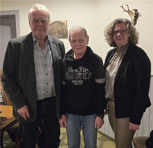 Ehrung Reiner Lindemann, vl.: Vors. Erwin Ritterrath, Reiner Lindemann und Chorleiterin Andrea Ernst. Foto: Gerd Schaefer