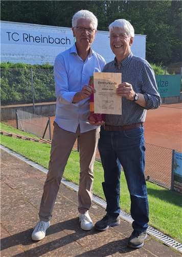 Ehrung Schadt durch Scherhag.