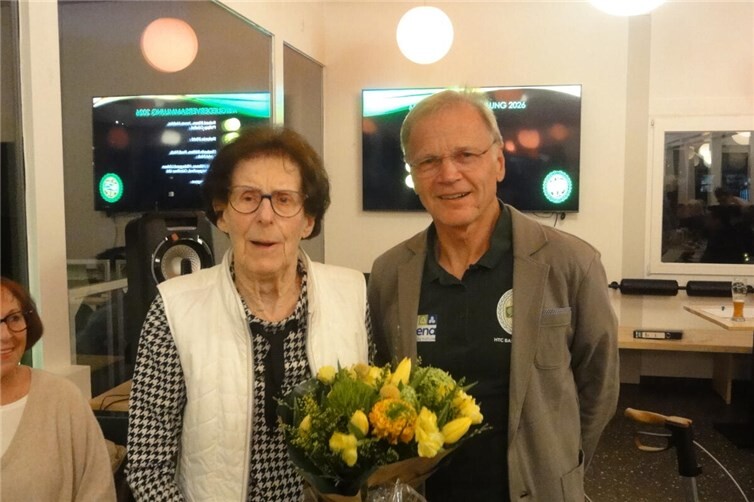 Ehrung Trude Uhl für ihre 80-jährige HTC-Mitgliedschaft und Dr. Karl-Horst Gödtel (1. Vorsitzender)