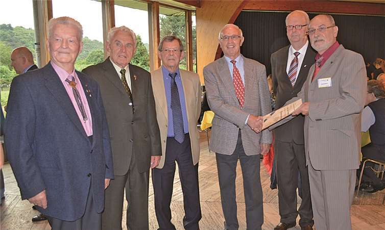 Ehrung: Vorsitzender Günter Chatenay (r.) ehrte (v. l.) Ewald Schäfges, Walter Napp, Karl-Heinz Kempenich, Hermann Junker und Hans Meyer für 50-jährige Mitgliedschaft.