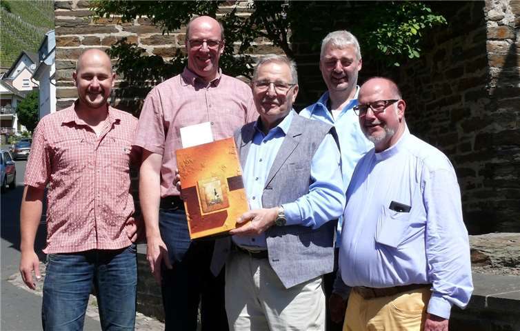 Ehrung am Sonntag nach der Eucharistiefeier: Christian Sebastian, Thomas Ley (Vorsitzender Pfarrverwaltungsrat), Jubilare Walter und Peter Trarbach sowie Pastor Axel Spiller (v. l. n.r.).Fotos: privat