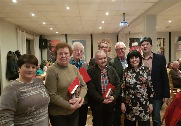 Ehrung bei den Feldkirchener Sozialdemokraten. (v.l) OV-Vorsitzende Hannelore Gröhbühl, Jubilare Edith Rodenbach, Ewald Caspary, Hans-Georg Poredda, Fraktionsvorsitzender Sven Lefkowitz, MdL Fredi Winter und OV-Vize Petra Jonas sowie Bürgermeister Michael Mang. Privat