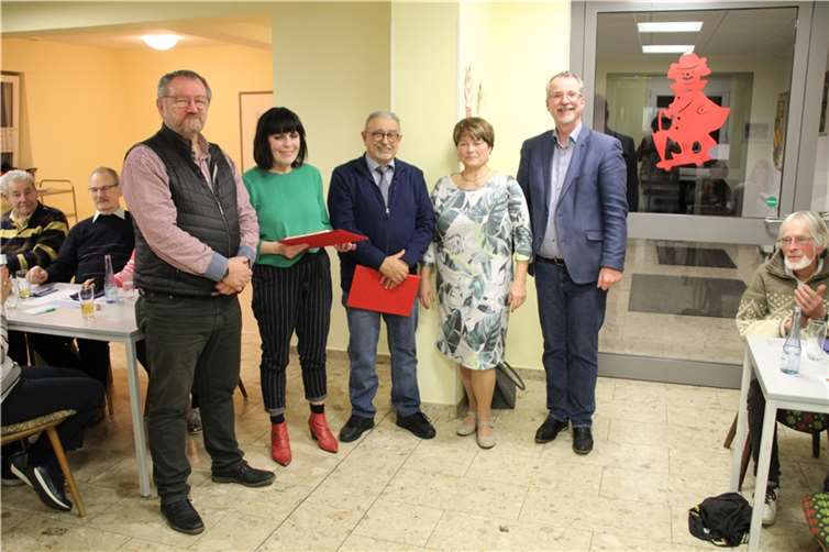 Ehrung bei den Feldkirchener Sozialdemokraten (v.l.n.r.): Geschäftsführer Peter Hilbich, die Jubilare OV-Vize Petra Jonas und Kassierer Raffaele Zampella, OV-Vorsitzende Hannelore Gröhbühl und Stadtrats-Fraktionsvorsitzender Sven Lefkowitz.  Foto: SPD Feldkirchen