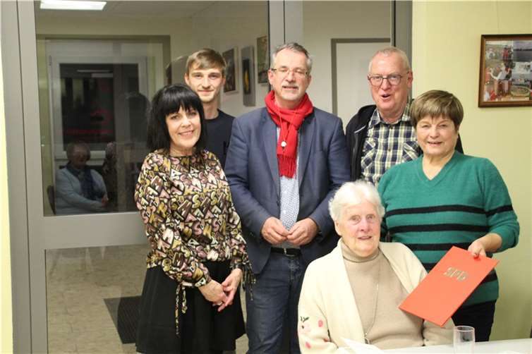 Ehrung bei den Feldkirchener Sozialdemokraten (v.l.n.r.): SPD-Vorsitzende im Kreistag Petra Jonas, Juso Florian Haubrich, Ratsmitglied Fredi Winter, Fraktionsvorsitzender im Stadtrat Sven Lefkowitz, OV-Vorsitzende Hannelore Gröhbühl und Jubilarin Thea Schley (sitzend)  Foto: SPD Feldkirchen