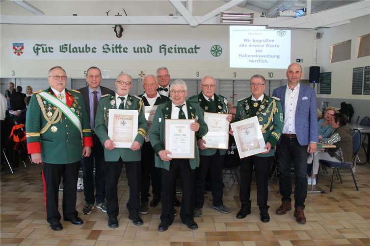Ehrung bei der Halleneinweihung: (von links) Hubert Mohr, Johannes Bell, Hermann Josef Dedenbach, Günter Faßbender, Eugen Schmitt, Karl Heinz Vollmer, Valentin Breuer, Richard Stein und Christoph Bürger.  Foto: GS