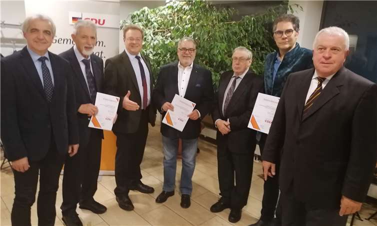 Ehrung beim Sinziger CDU-Stadtverband (v.l.) CDU-Vize Hans-Werner Adams, Klaus Eich, Stadtverbandschef Franz-Hermann Deres, Kurt Quarz, Erwin Alfter, Axel Peiß und MDL Guido Ernst. Foto: -BL-