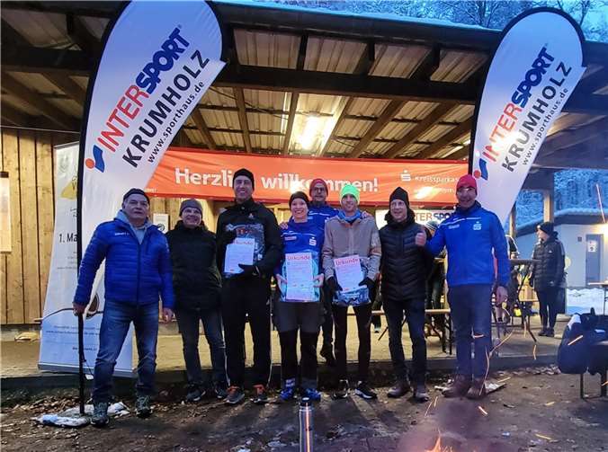 Ehrung der Aktiven (v.l.) Erich Schlich, Intersport Krumholz, Ortsbürgermeister Stefan Zepp, Daniel Zäck, Nicole Frantzen, Michael Krämer, Christian Röttgen, Jens Lichtenberg KSK Mayen, Axel Schäfer.  Fotos: privat