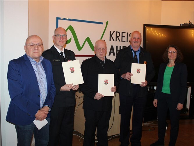 Ehrung der Feuerwehrleute aus der Gemeinde Grafschaft 