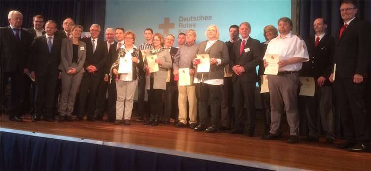 Ehrung der Helferinnen und Helfer aus den Flüchtlingsunterkünften in Rheinland-Pfalz, die Rotkreuzpräsident Landrat Rainer Kaul, stellvertretend für die vielen Helfenden im Land, ausgezeichnet hat. Foto: privat