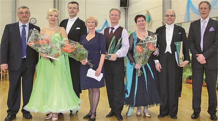 Ehrung der Landesmeister (v.l.): Ulrich Kuss (erster Vorsitzender), Gabi und Markus Schäfer, Ulrike und Bob Schneider, Christel und Jürgen Czielinski, Michael Schmidt (zweiter Vorsitzender). privat