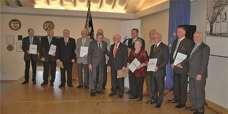 Ehrung der Mitglieder, die seit 60 Jahren in einem der Chöre im Kreis Neuwied singen.