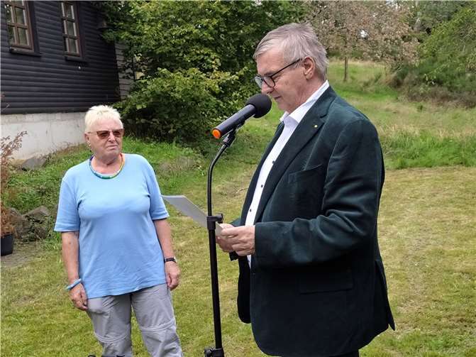 Ehrung der Schatzmeisterin und Wanderführerin Marita Lenarz mit der Grünen Verdienstnadel des Eifelvereins durch den Landrat Dr. Alexander Saftig