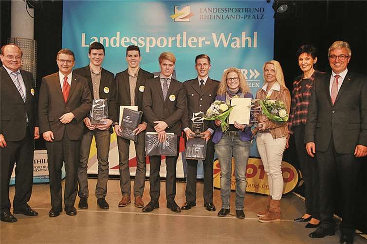 Ehrung der Teams (v.l.): Werner Schröter (LSB-Vizepräsident Leistungssport), Jürgen Häfner (Lotto-Geschäftsführer), André und Benedikt Bugner (RSV Klein-Winternheim), Jason Osborne und Moritz Moos (Mainzer Ruder-Verein( 1. Platz), Kathrin Neumann und Alice Kobisch (1. MGC Mainz), Karin Augustin (LSB-Präsidentin), Roger Lewentz (Minister des Innern, für Sport und Infrastruktur).