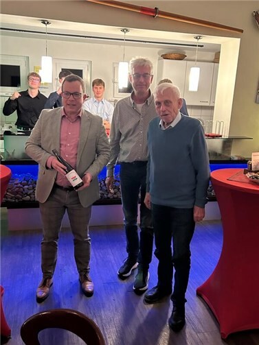 Ehrung der Vereinsmitglieder K. Huth und M. Kröger für den Äquatorpreis. Foto: privat