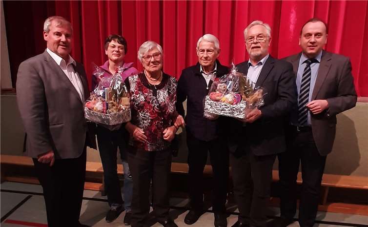 Ehrung der ältesten Teilnehmer (v. l.): Manfred Sattler, Beate Esser, Agnes Esser, Egon Nebgen, 1. Beigeordneter Siegfried Stevermüer und Verbandsbürgermeister Johannes Bell. Foto: privat