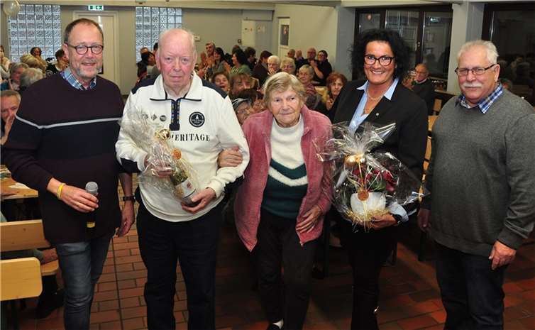 Ehrung der ältesten Teilnehmer (v.l.) Helmut Sondermann, Willi Engels (83), Margarete Brose (89) Vertreterin des Mayener „Kauflandes“, Manuela Ugur, und Arne Dybionka.  Fotos: BS