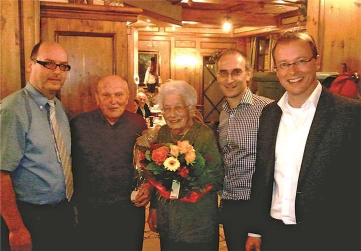 Ehrung der ältesten Teilnehmer (v.li.): Beigeordneter Andreas Doll, Bruno Reuter, Maria Geist, Ortsbürgermeister Theo Krayer und VG-Bürgermeister Jörg Lempertz.