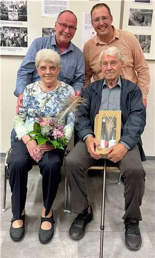 Ehrung der ältesten Teilnehmerin Elsbeth Ohlig und des ältesten Teilnehmer Hermann Josten durch Beigeordneten Stefan Kickertz und Ortsbürgermeister Peter Schmitt abends im Bürgerhaus in Trimbs.