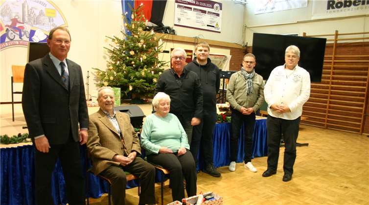 Ehrung der beiden ältesten Teilnehmer, Gertrud Heck und Bernd Fischenich.Fotos: privat