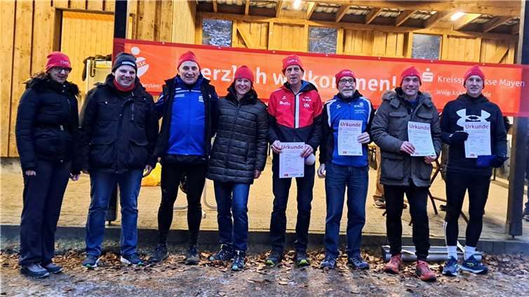 Ehrung der fleißigsten Aktiven (v.li. Karin Breslauer, Ortsbürgermeister Stefan Zepp, Klaus Jahnz, Diana Hellebrand, Martin Burgmer, Erwin Wagner Arno Breitbach und Markus Stenz.  Foto: Tanja Ewen
